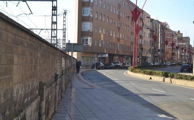 El PP pide paralizar la instalación de la catenaria para ensanchar «la acera de la vergüenza de Párroco Pablo Díez»