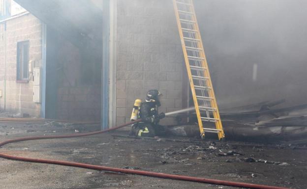 Valverde de la Virgen pide a la Junta declarar el incendio en las naves del polígono como «hechos de especial y extraordinaria transcendencia»