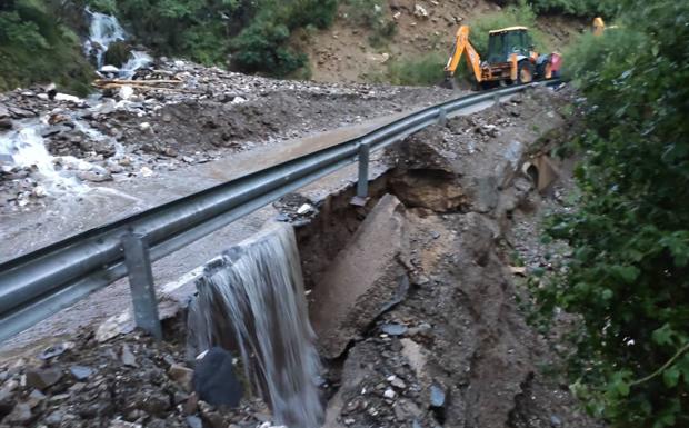 Las tormentas y las fuertes lluvias causan estragos en las carreteras de la comarca de La Cabrera