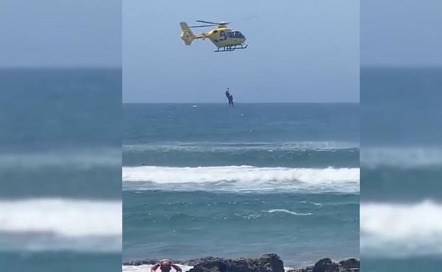 Rescatan a dos jóvenes leonesas en la playa asturiana de Verdicio entre críticas por la falta de socorristas