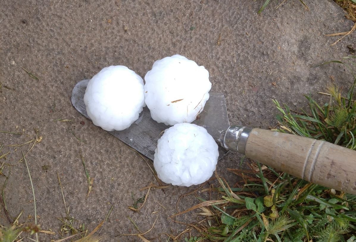 Una intensa granizada que llega a la capital causa importantes daños en la montaña central leonesa