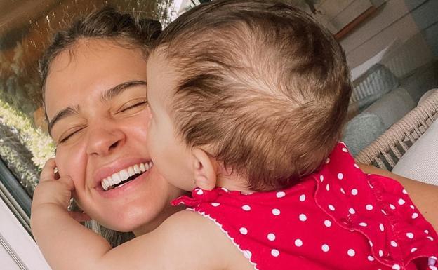 Laura Escanes, atacada: «Maltrato es operarte las tetas y dejar de dar lactancia materna a tu hija»