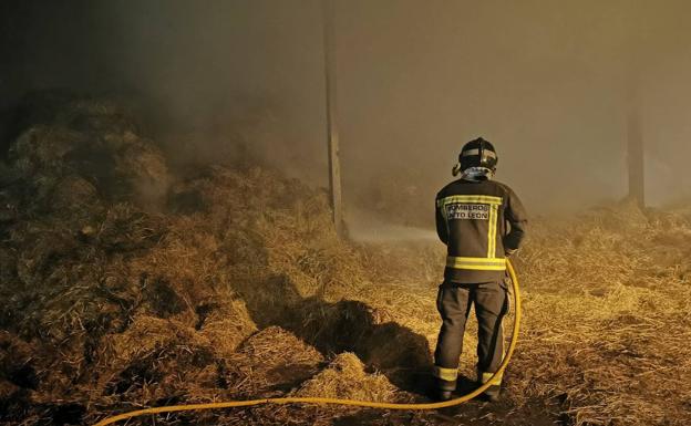 Bomberos de León sofocan un incencio en una nave en Cubillas de Rueda tras once horas de trabajo