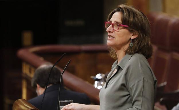 Teresa Ribera tacha de «chapuza» que se abra la puerta a «macrogranjas sin control previo»