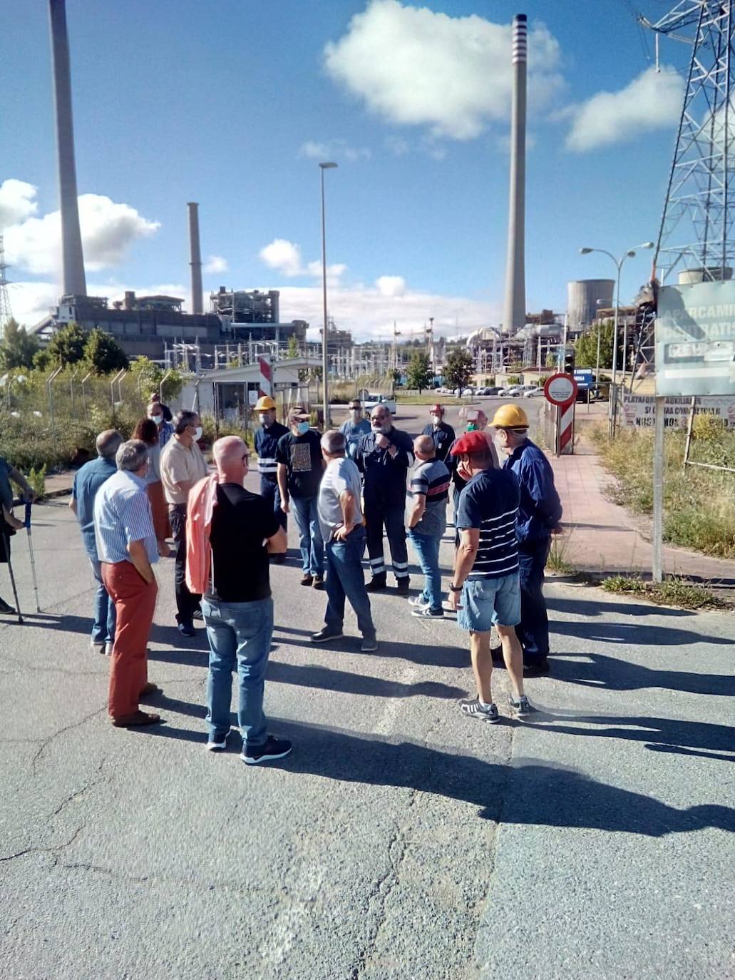 Concentración de los trabajadores de Nervión ante la central de Compostilla II en Cubillos del Sil