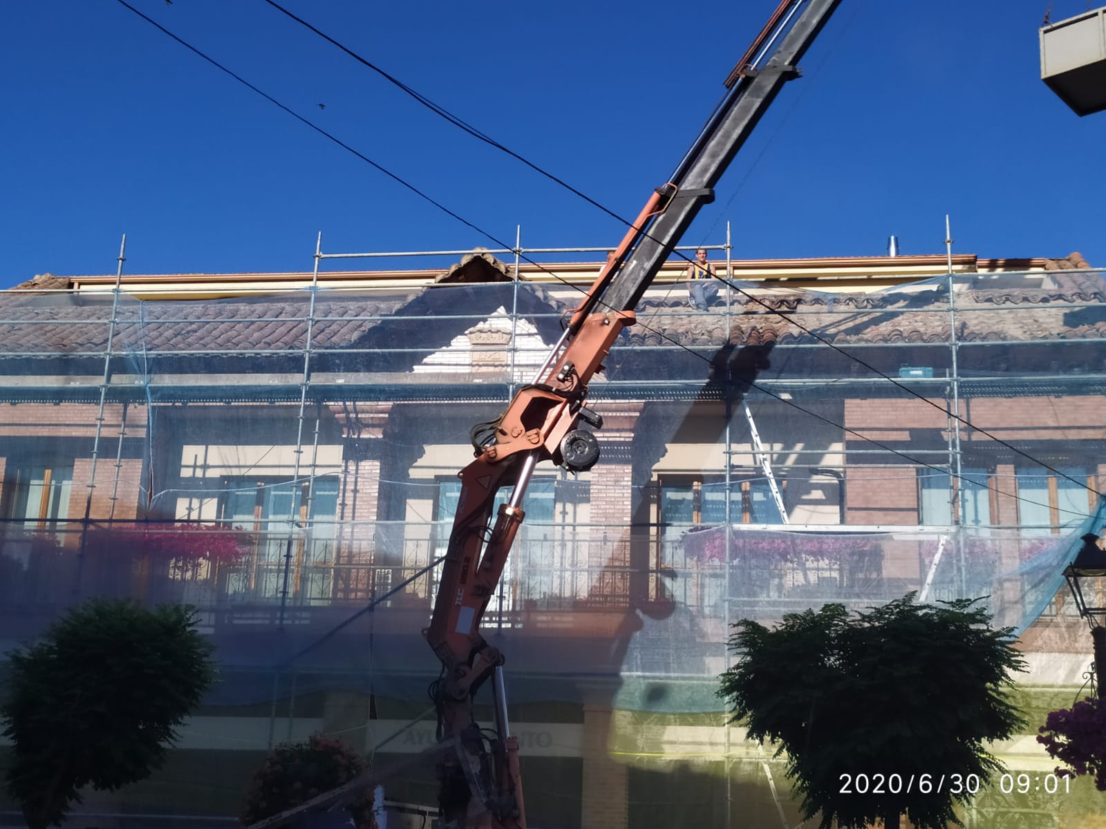 Santa María del Páramo ejecuta el arreglo del tejado del edificio consistorial