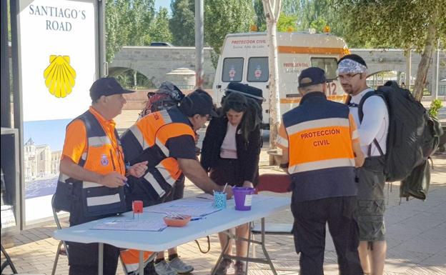 Voluntarios de Protección Civil retoman la actividad en el Punto de Información del Camino de Santiago