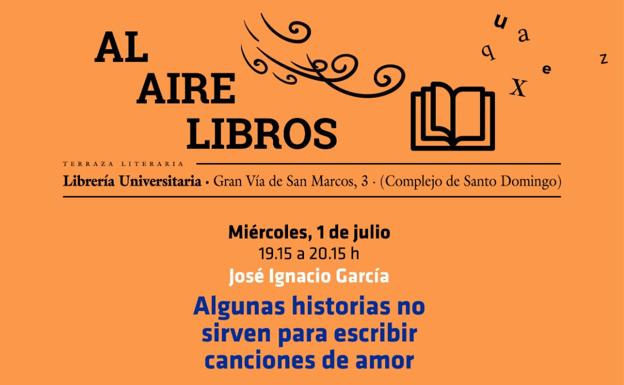 El escritor José Ignacio García se sienta en la terraza literaria de la librería Universitaria