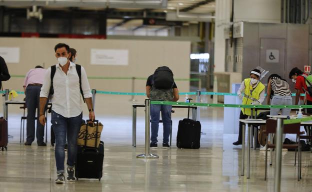 España hará formularios de salud y controles de temperatura a los turistas extranjeros