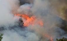 Los efectivos de la Junta trabajan en la extinción de dos incendios en Anllarinos del Sil y Faro