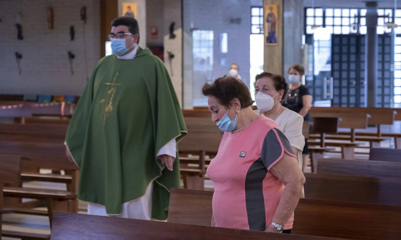 Las iglesias celebran a diario decenas de funerales atrasados por la pandemia
