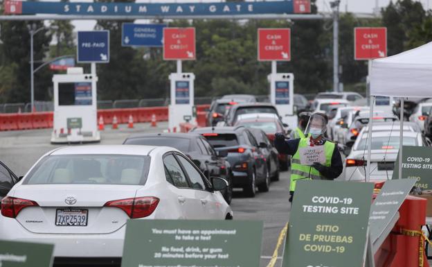 Trump alardea de su gestión el día en que EE UU suma 50.000 positivos