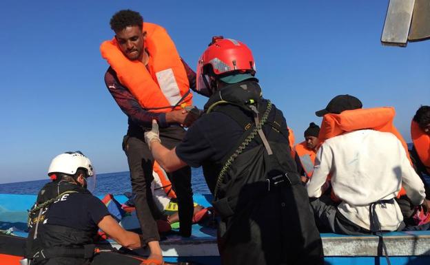 «Los inmigrantes amenazan con arrojarse al mar»