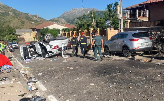 Fallece el conductor de un turismo que se salió de la vía y chocó con dos casas en Cármenes
