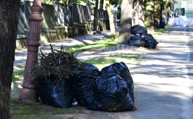 El Espinar multará hasta con 750 euros a los vecinos que dejen bolsas de residuos vegetales en la calle