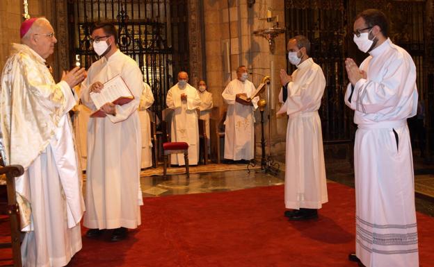 La Diócesis de León incorpora a dos nuevos diáconos y reciben su ordenación en la Catedral