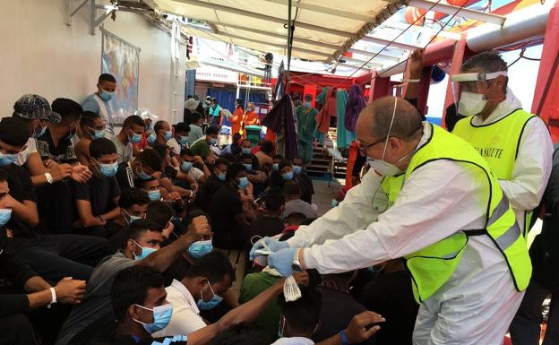 Italia permite atracar en Sicilia al barco de rescate 'Ocean Viking'