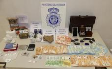Detienen en la LE-30 a dos hombres que almacenaban más de cinco kilos de droga y 45.000 euros en efectivo