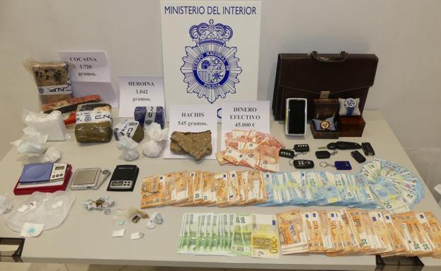 Detienen en la LE-30 a dos hombres que almacenaban más de cinco kilos de droga y 45.000 euros en efectivo