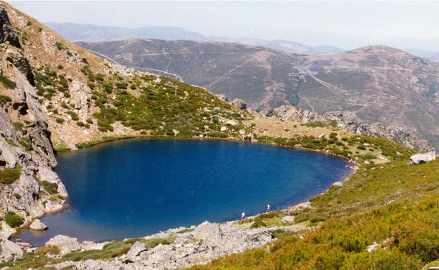 La Guardia Civil auxilia a una senderista lesionada en el ascenso al Lago Truchillas