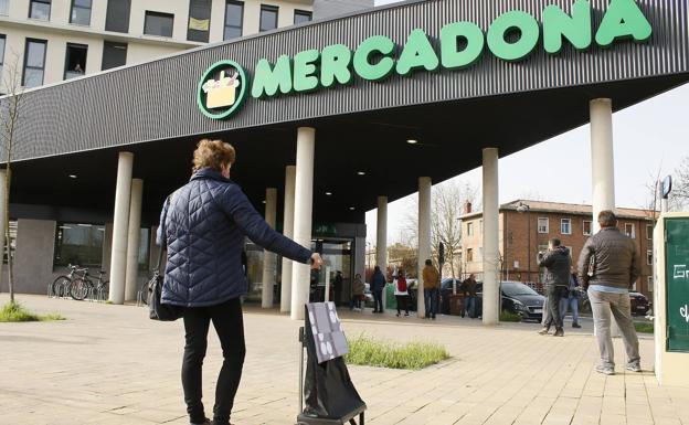 Mercadona implanta la jornada laboral de cinco días en sus supermercados