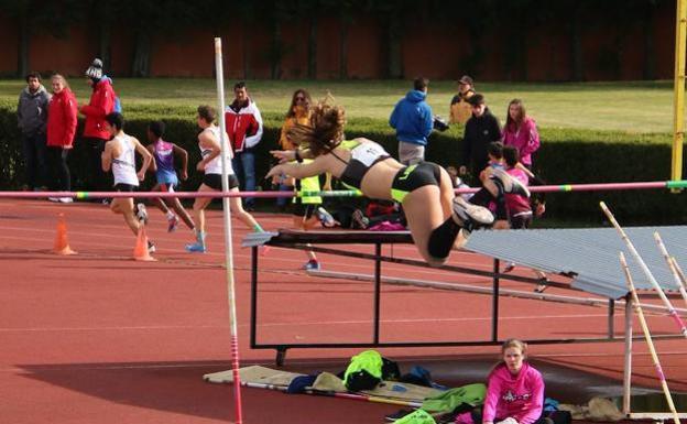 Cerca de 200 participantes en la vuelta del atletismo a las pistas de Castilla y León