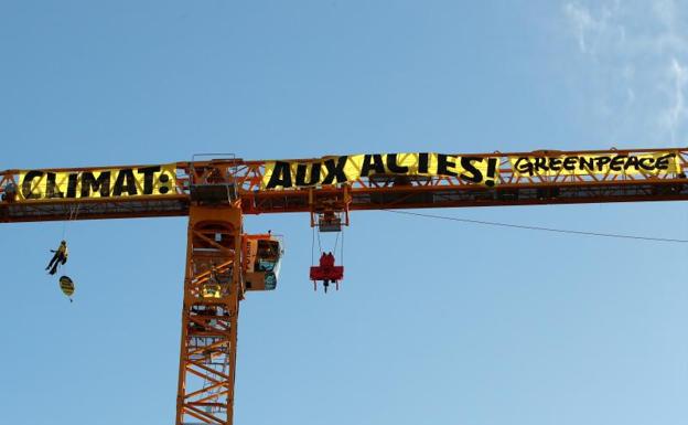 Protesta desde la grúa de Notre Dame contra la política de Macron