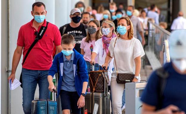 Los brotes fuerzan a las comunidades a obligar a usar mascarillas