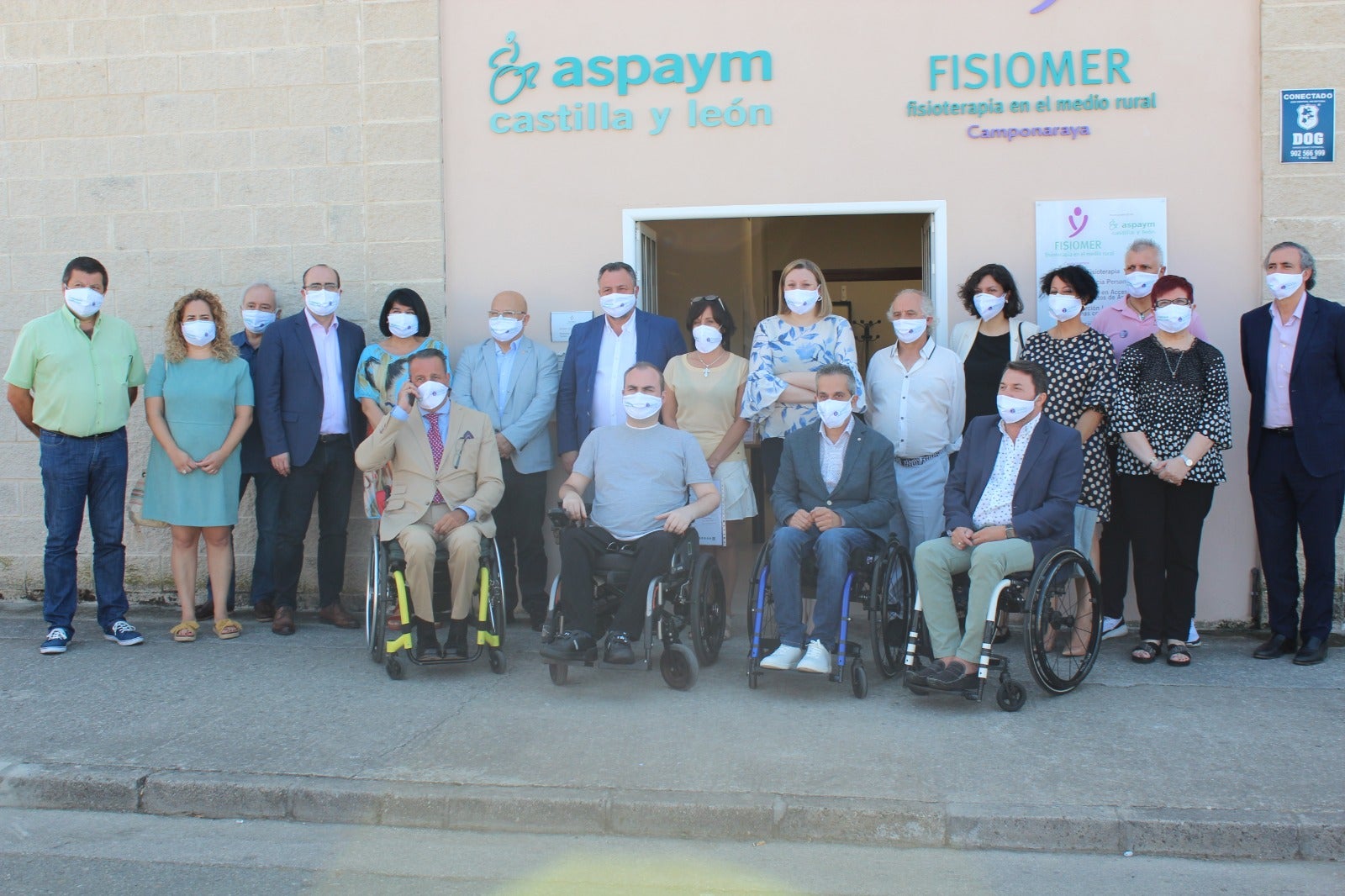 La consejera de Familia inaugura un nuevo Fisiomer y la sede de Aspaym Bierzo en Camponaraya