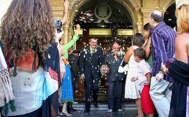 El matrimonio homosexual no 'casa' con León: el Ayuntamiento oficia once enlaces en 15 años