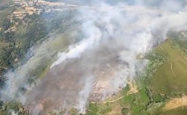 Varios medios trabajan en la extinción de un incendio activo en el municipio leonés de Balboa