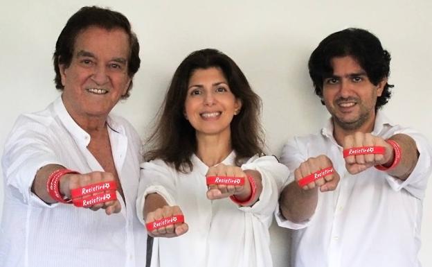 El Corte Inglés venderá la pulsera solidaria 'Resistiré', autografiada por De la Calva, del Dúo Dinámico