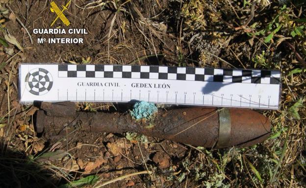 Los Tedax desactivan una granada de la Guerra Civil que un senderista localizó en Villamanín