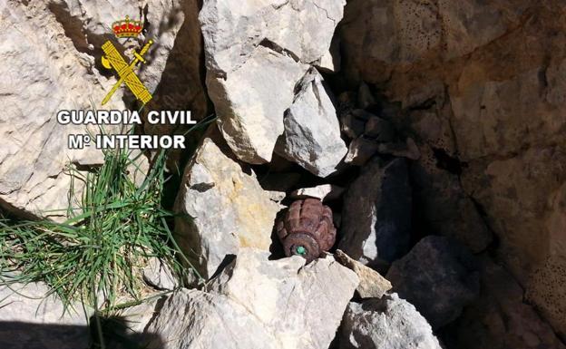 La Guardia Civil localiza y desactiva una granada 'tipo piña' en Peña Cerreos, en San Emiliano