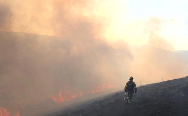 La lluvia se alía con los equipos de extinción en el incendio de Balboa