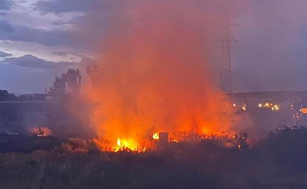 Un incendio en Vilecha obliga a intervenir a efectivos de Bomberos y Junta