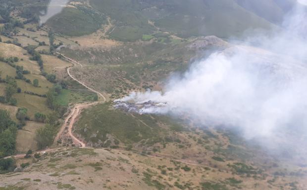 La provincia de León vive su peor jornada en materia de incendios y mantiene activos cinco fuegos