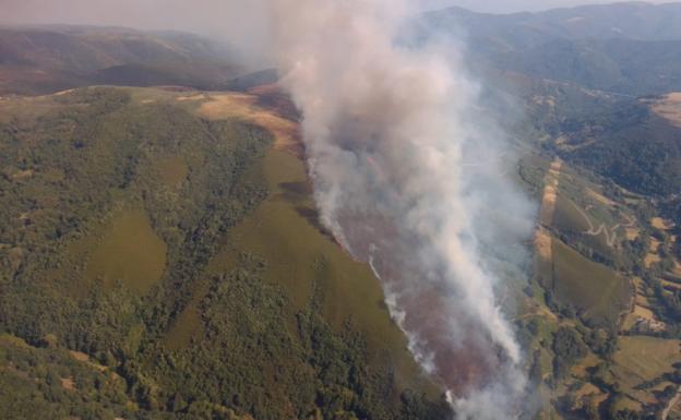 Controlado el incendio activo desde la tarde del lunes en una zona de monte bajo de Balboa