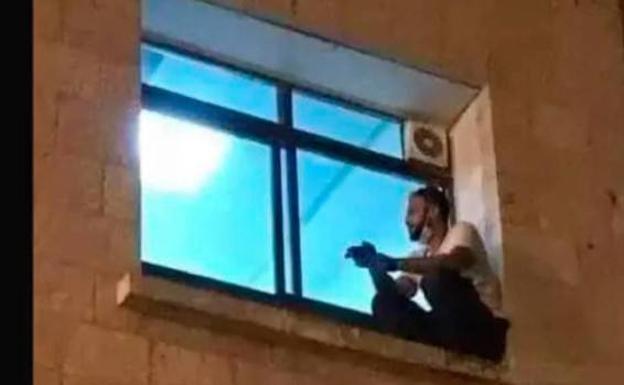 Trepa cada noche a la ventana del hospital para despedirse de su madre, contagiada de Covid-19