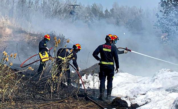 La Junta da por controlado el incendio de las inmediaciones de la depuradora de León capital