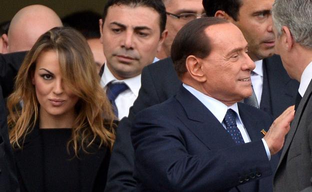 Berlusconi paga 20 millones a su joven exnovia