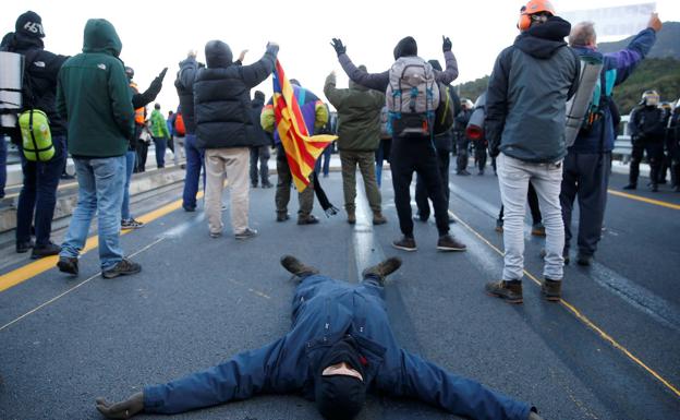 Un juez investiga a 196 personas por bloquear la frontera con Francia