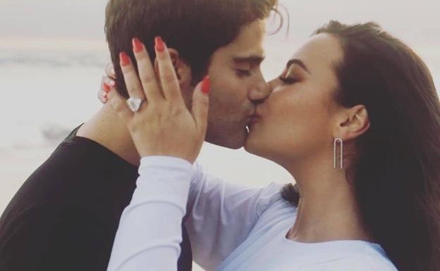 Demi Lovato anuncia su compromiso con el actor Max Ehrich