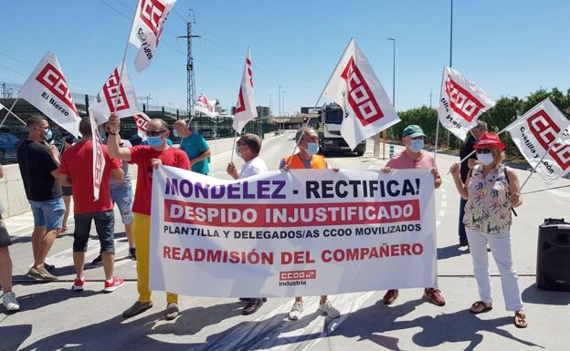 CCOO se concentra ante Mondelez y la empresa remarca que cumple con la «libertad sindical»