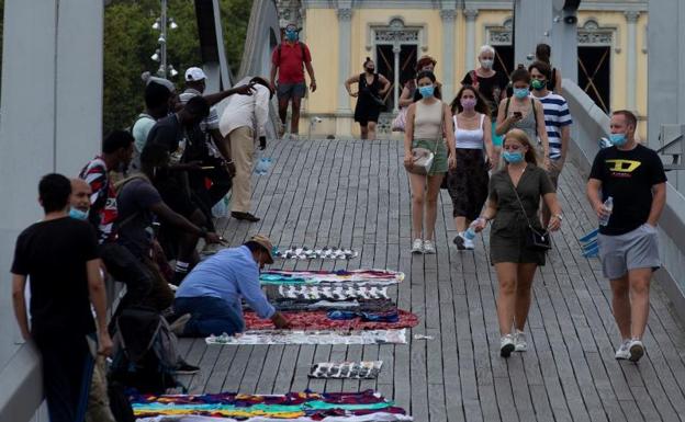 España vuelve a rozar el millar de contagios por segundo día consecutivo