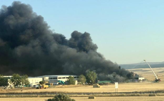 Trece horas de intensas llamas acabaron con el reactor central de la planta de residuos de San Pedro del Arroyo (Ávila)