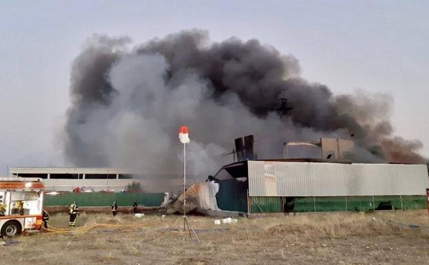 El incendio de la nave de San Pedro (Ávila) evoluciona de forma «favorable» y se desmonta el Puesto de Mando Avanzado