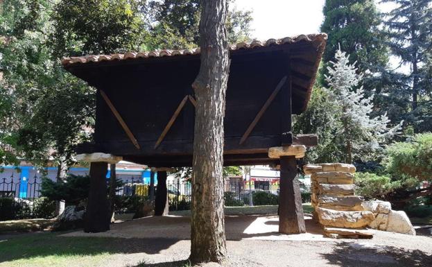 El Ayuntamiento de León recupera el hórreo del parque de Los Reyes donado por los hermanos González Alonso