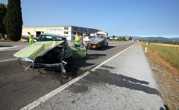 Un turismo y un camión protagonizan un aparatoso accidente en la N-VI a su paso por Carracedelo