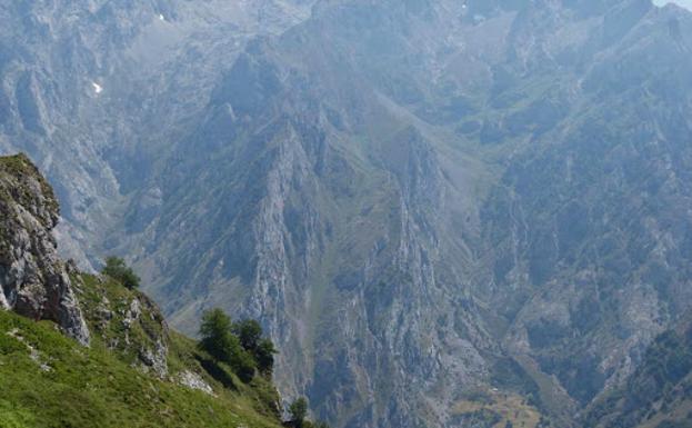 Rescatada una mujer de 53 años tras fracturarse una mano en el canal de Moeño, en Caín de Valdeón